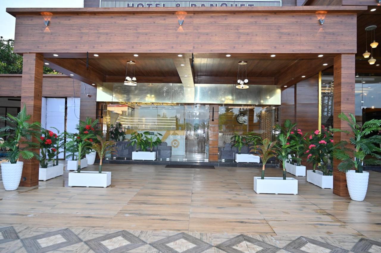 Hotel Vasdaa Grand 데라둔 외부 사진