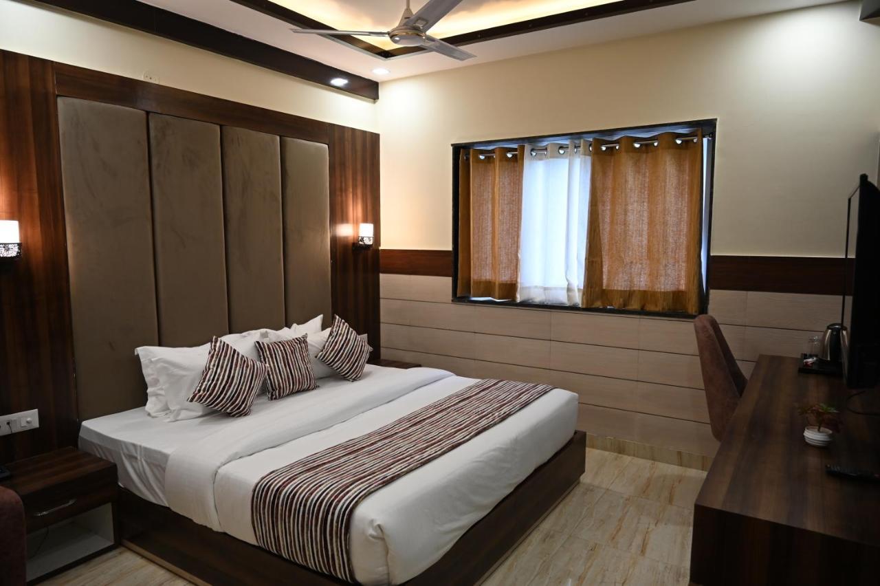 Hotel Vasdaa Grand 데라둔 외부 사진