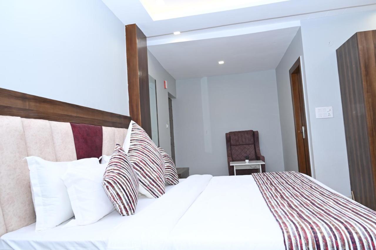 Hotel Vasdaa Grand 데라둔 외부 사진