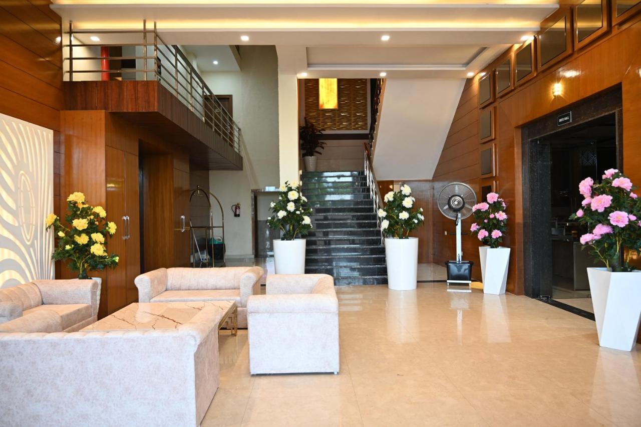 Hotel Vasdaa Grand 데라둔 외부 사진