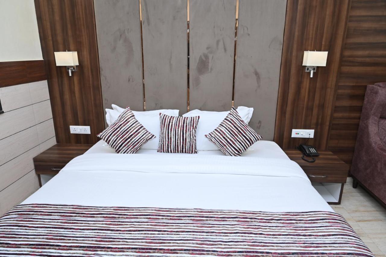 Hotel Vasdaa Grand 데라둔 외부 사진
