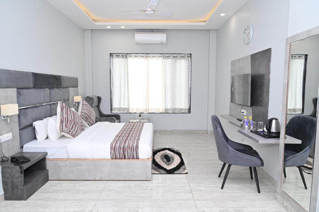 Hotel Vasdaa Grand 데라둔 외부 사진