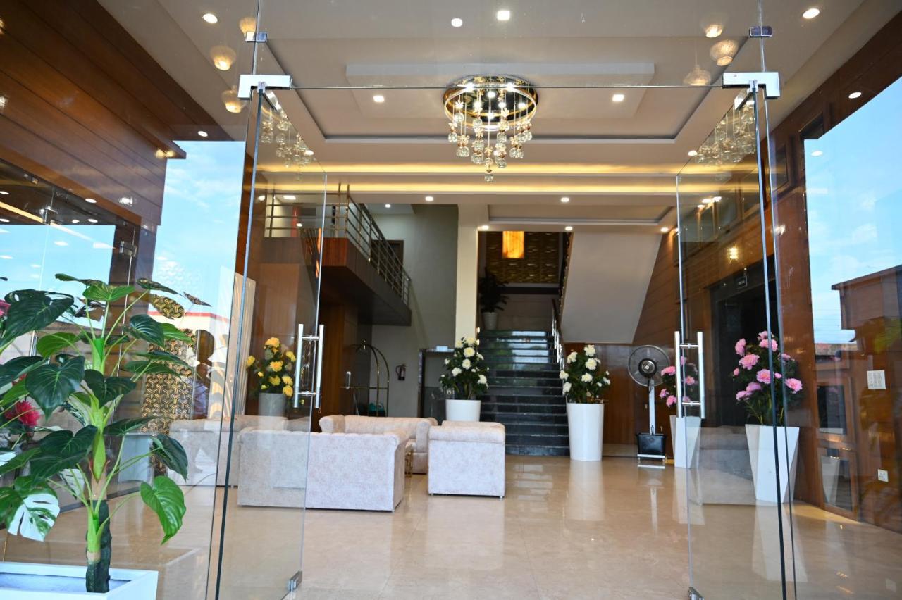 Hotel Vasdaa Grand 데라둔 외부 사진