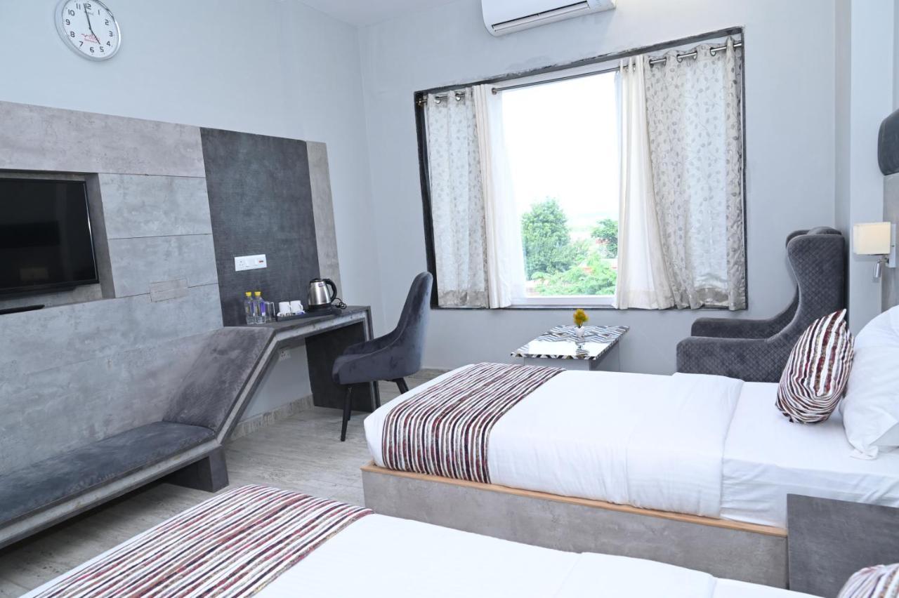 Hotel Vasdaa Grand 데라둔 외부 사진