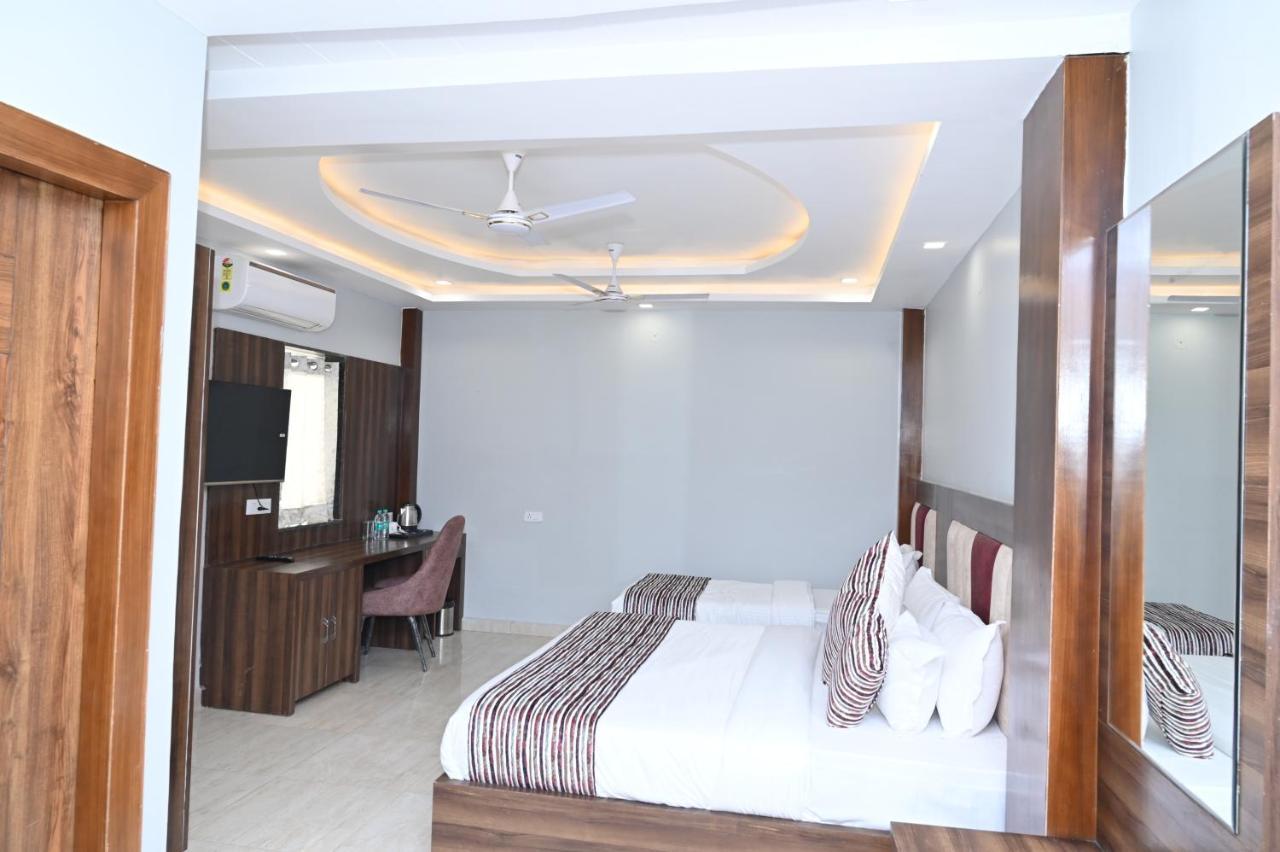Hotel Vasdaa Grand 데라둔 외부 사진
