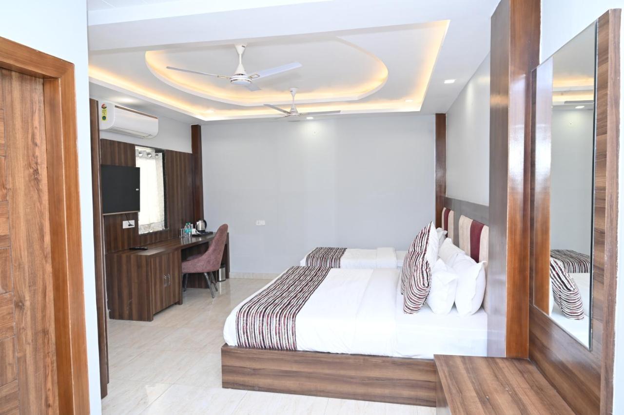 Hotel Vasdaa Grand 데라둔 외부 사진