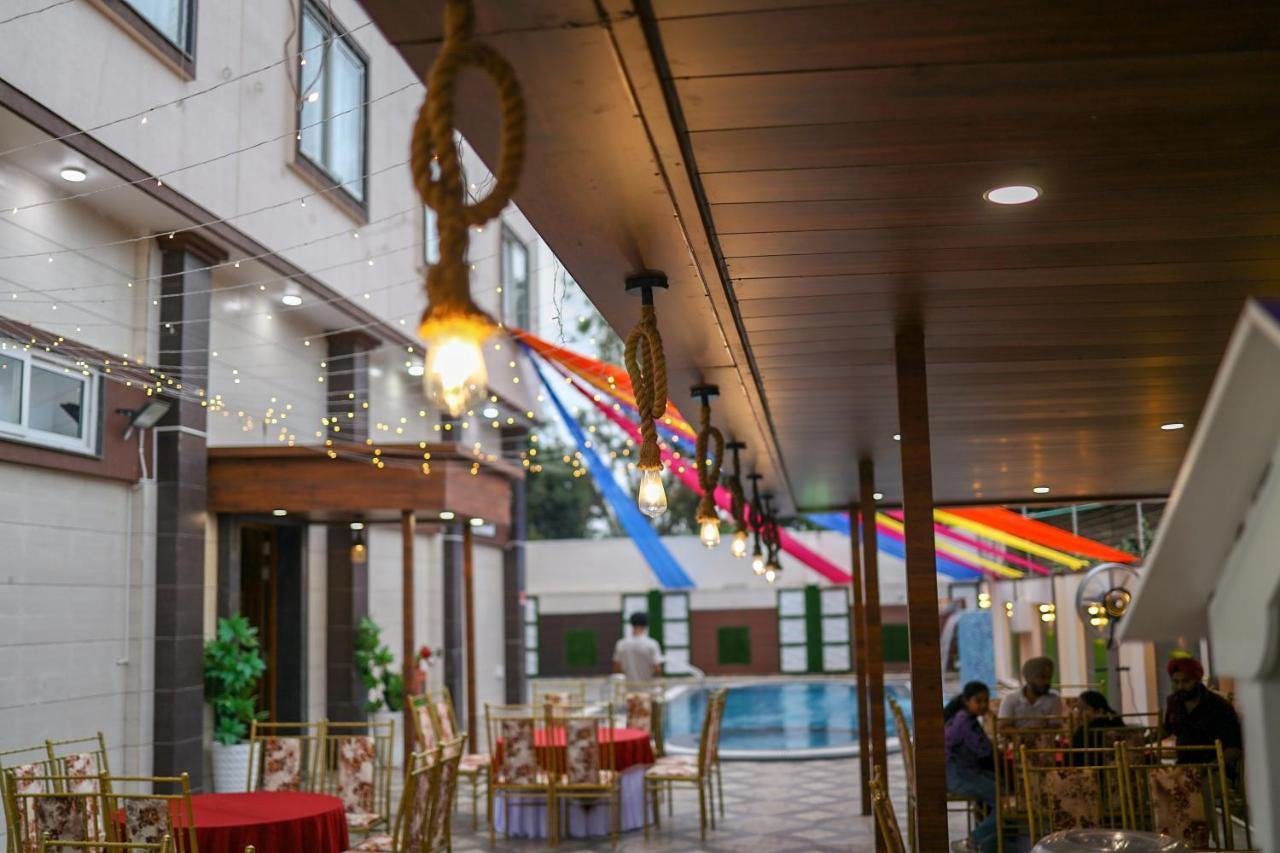 Hotel Vasdaa Grand 데라둔 외부 사진