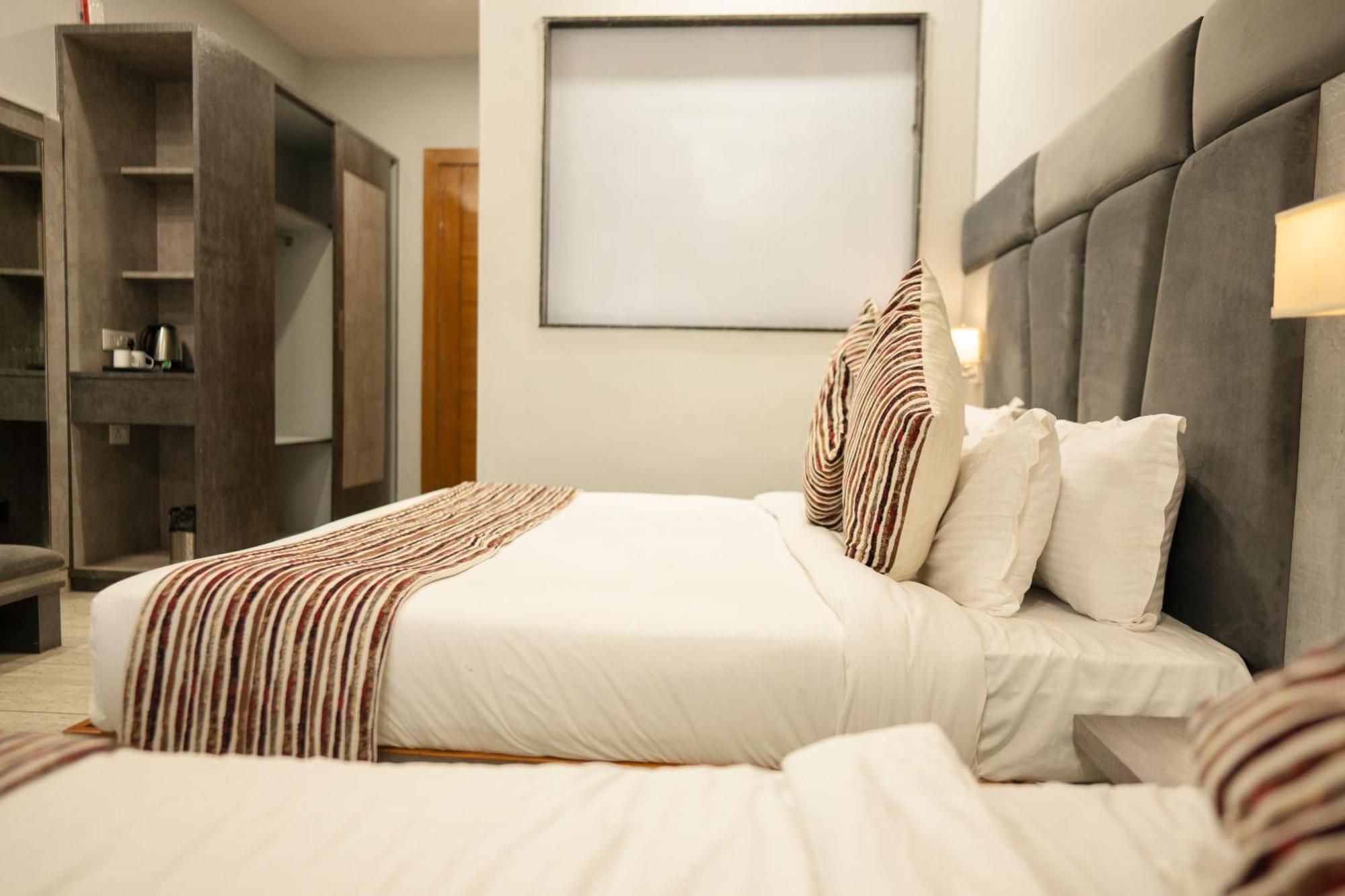 Hotel Vasdaa Grand 데라둔 외부 사진