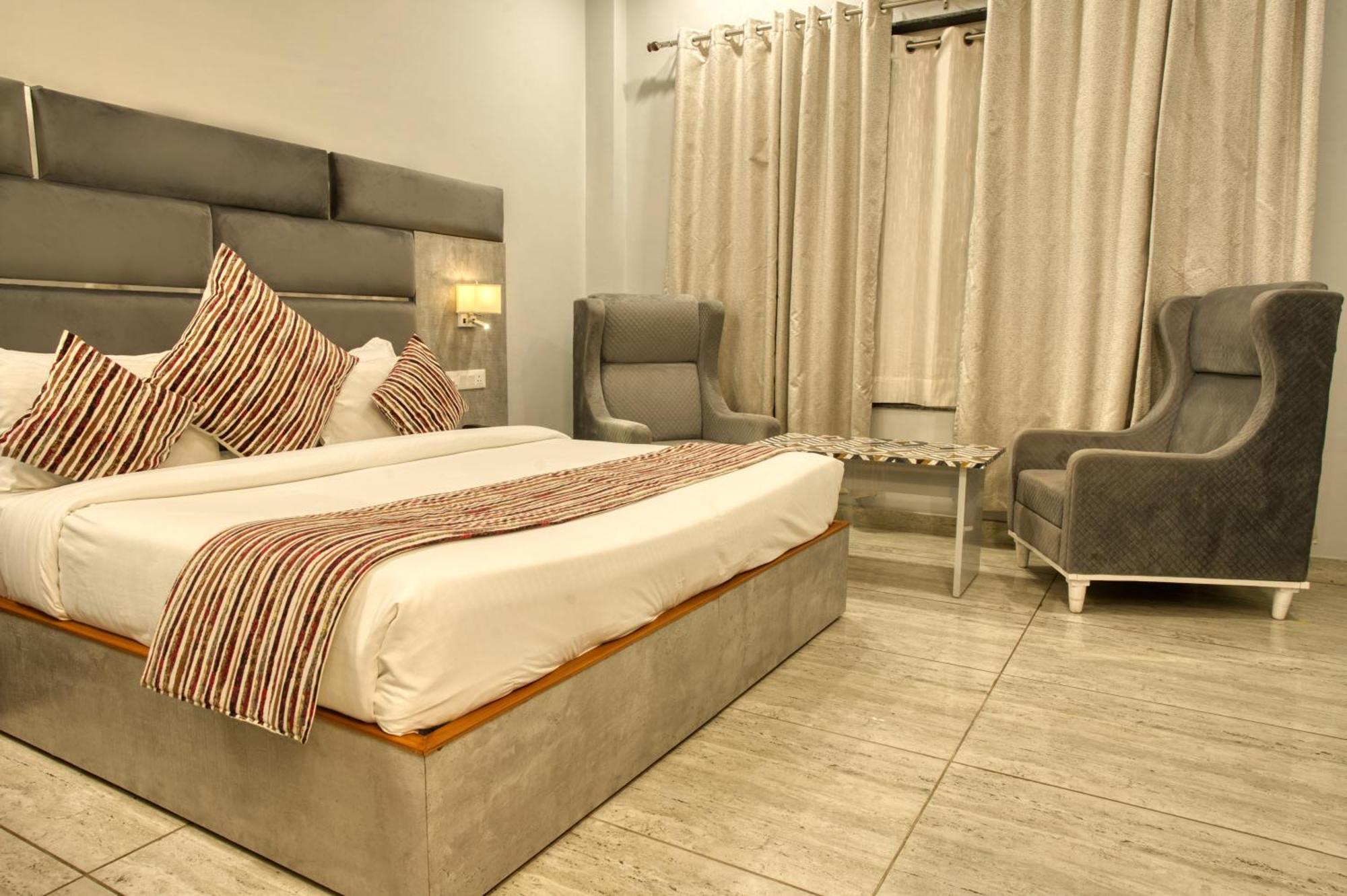 Hotel Vasdaa Grand 데라둔 외부 사진